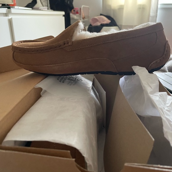 UGG size 6 loafers/slippers - Picture 3 of 4